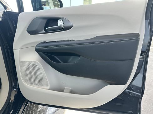 Used 2024 Chrysler Pacifica Touring-L image 13