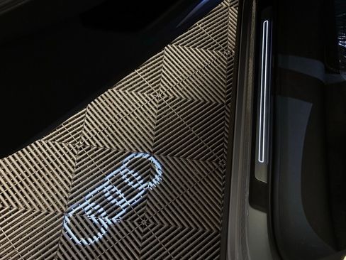 Used 2019 Audi e-tron Premium Plus image 19