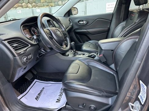 Used 2019 Jeep Cherokee Trailhawk w/ Cold Weather Group image 16