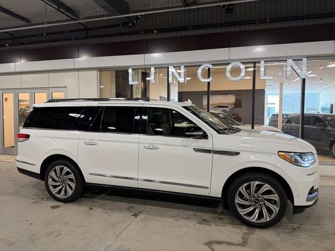 Used 2022 Lincoln Navigator L Reserve image 6