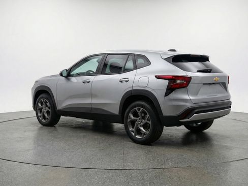 Used 2025 Chevrolet Trax LT image 6