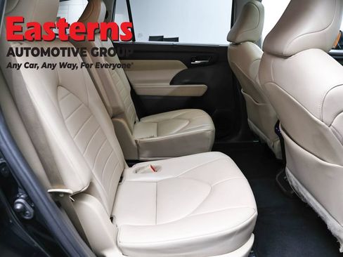 Used 2021 Toyota Highlander XLE AWD/4WD image 24