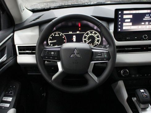 New 2025 Mitsubishi Outlander SE image 21