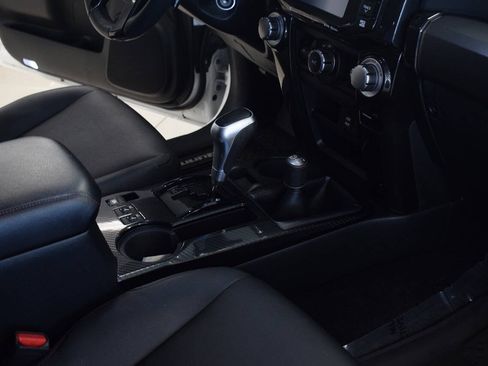 Used 2018 Toyota 4Runner TRD Off-Road Premium AWD/4WD image 25