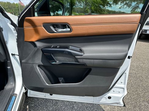 New 2026 Nissan Pathfinder Platinum FWD image 12