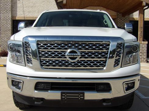 Used 2017 Nissan Titan SL w/ Chrome Package image 8