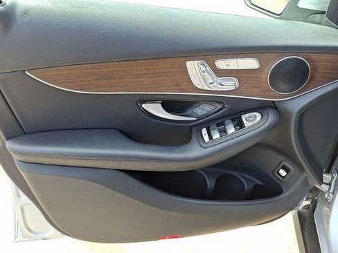 Used 2022 Mercedes-Benz GLC 300 4MATIC w/ Multimedia Package Lite image 9