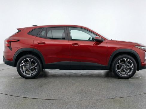 Used 2025 Chevrolet Trax LT FWD image 11