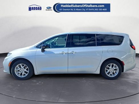 Used 2024 Chrysler Pacifica Touring-L FWD image 2