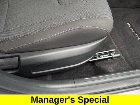 Used 2023 Hyundai Elantra SE image 37