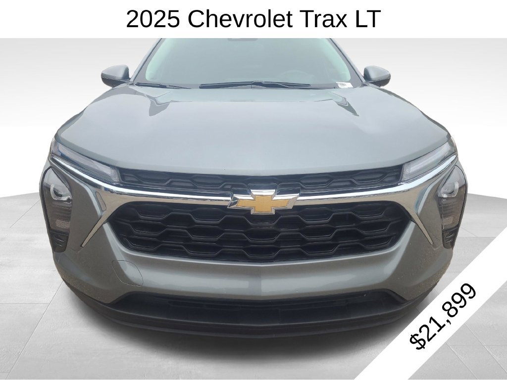 Used 2025 Chevrolet Trax LT FWD image 2