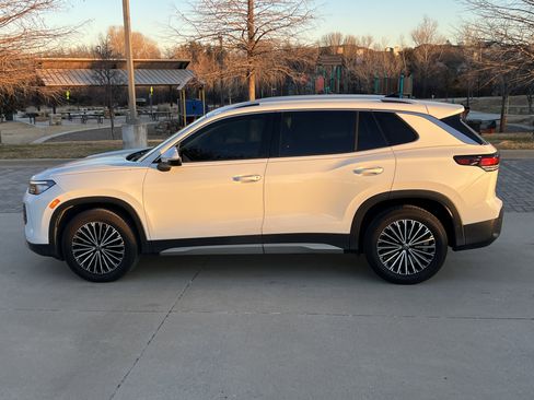 Certified 2025 Volkswagen Tiguan S image 7