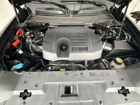 Used 2020 Land Rover Defender 110 SE image 18