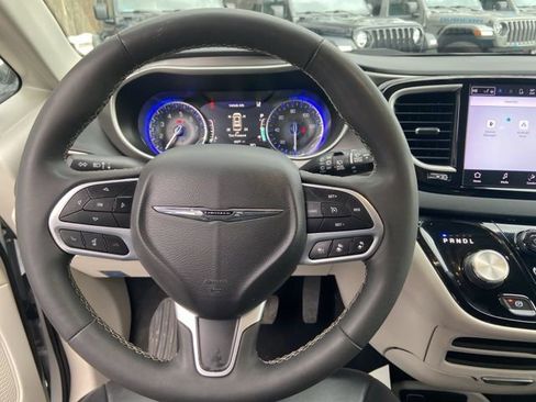 Used 2023 Chrysler Pacifica Touring-L image 17