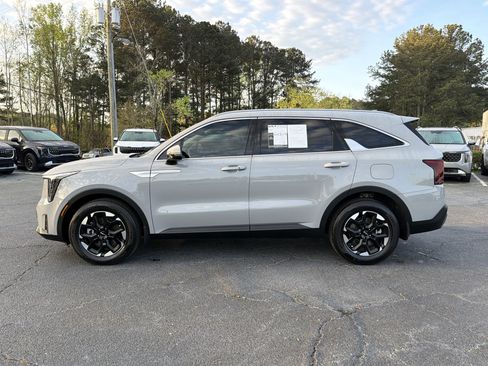 Used 2025 Kia Sorento S image 3