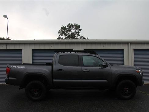 Used 2016 Toyota Tacoma TRD Off-Road w/ Premium & Technology Package AWD/4WD image 9
