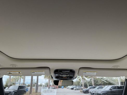 Certified 2025 Land Rover Range Rover SE image 18