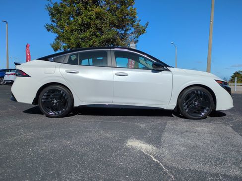 New 2026 Nissan Sentra SR w/ Floor Mat Package FWD image 3