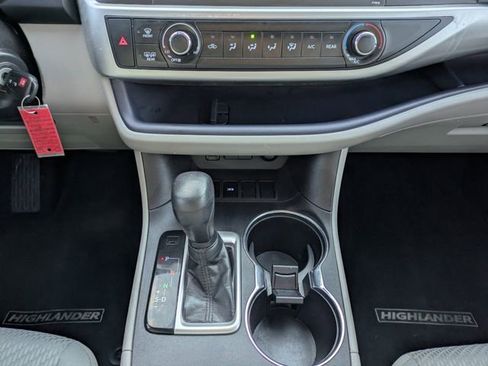 Used 2019 Toyota Highlander LE image 19