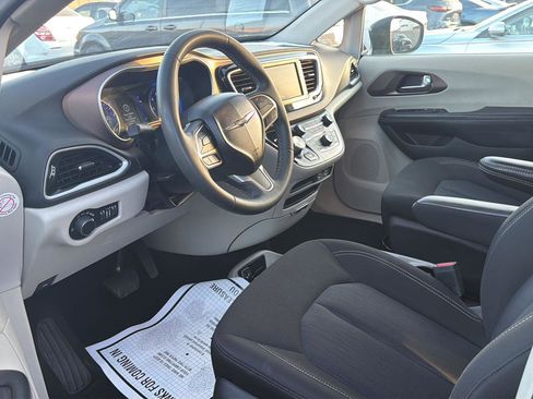 Used 2023 Chrysler Voyager LX image 5