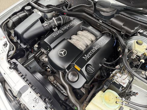 Used 2000 Mercedes-Benz E 320 4MATIC Wagon image 14