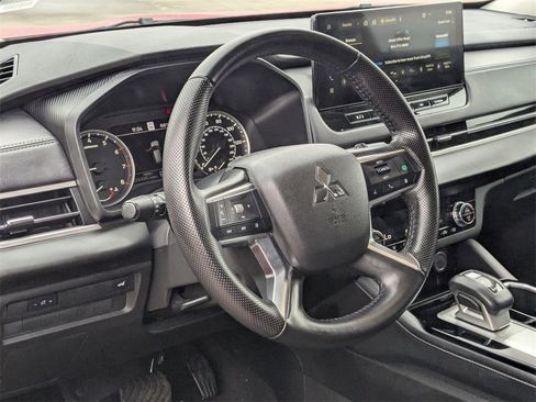 Used 2025 Mitsubishi Outlander SE image 15