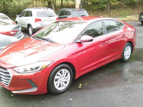 Used 2017 Hyundai Elantra SE image 1