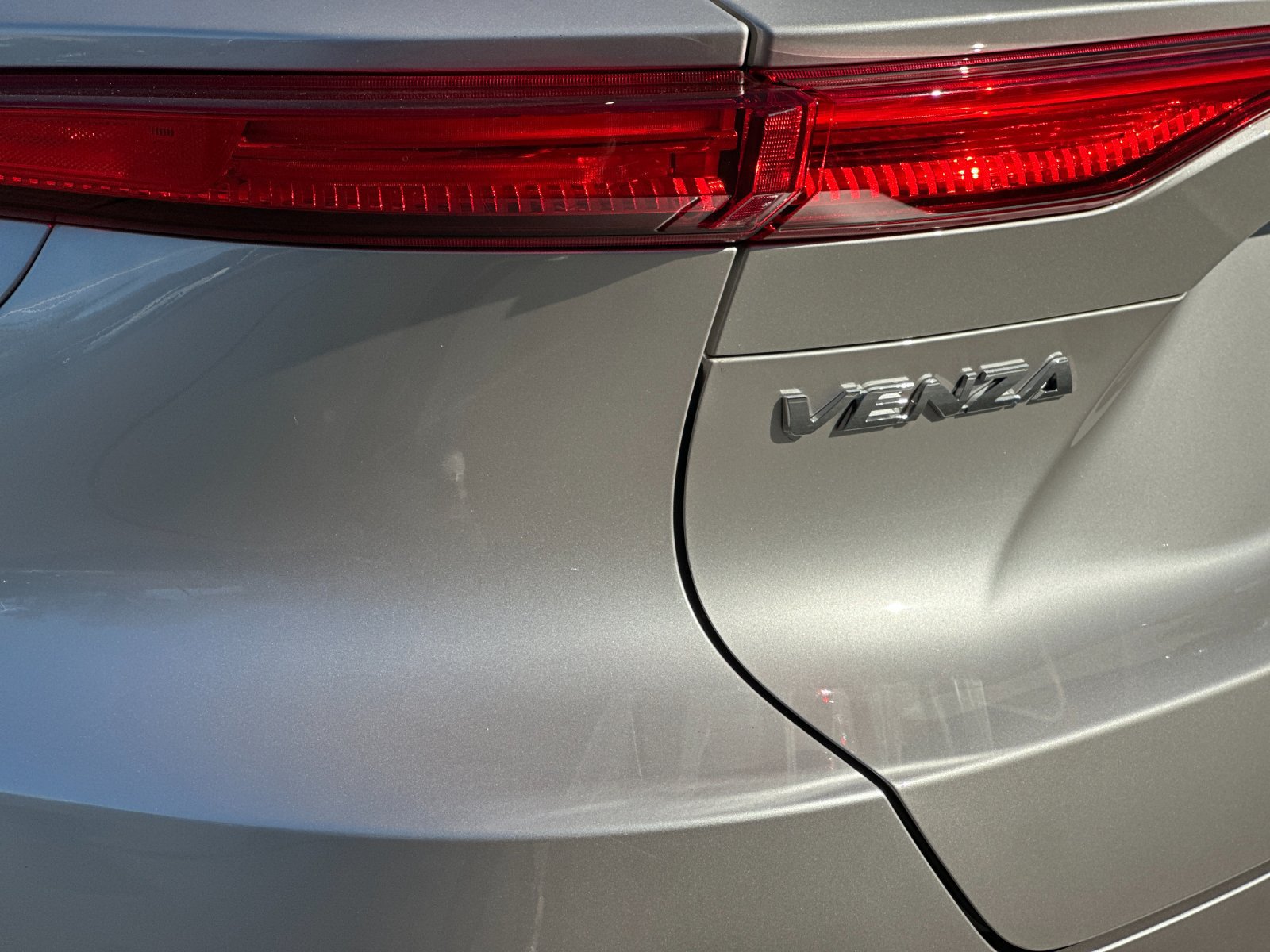 Used 2023 Toyota Venza LE AWD/4WD image 24