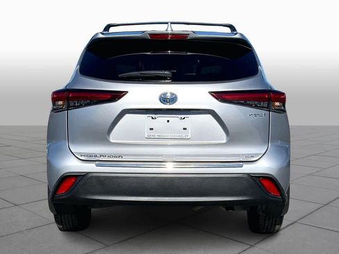 Used 2023 Toyota Highlander XLE image 4
