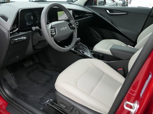 Used 2025 Kia Niro EX image 11