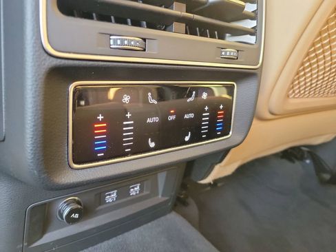 Used 2019 Audi Q8 Prestige image 12