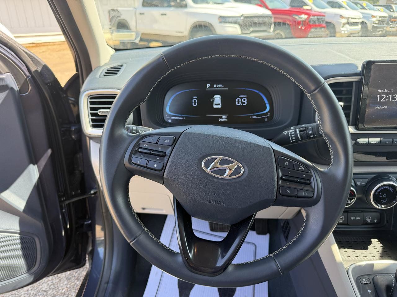 Used 2025 Hyundai Venue Limited FWD image 13