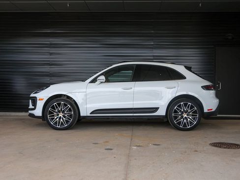 Certified 2026 Porsche Macan AWD/4WD image 2