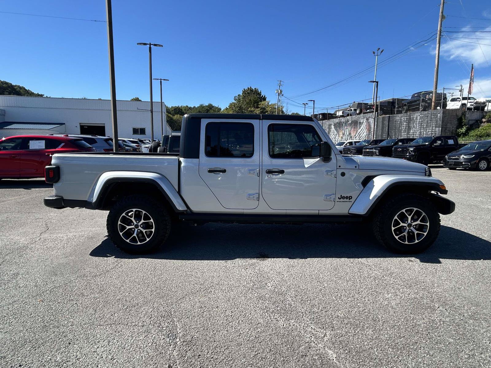 Used 2024 Jeep Gladiator Sport AWD/4WD image 8