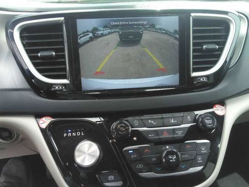 Used 2024 Chrysler Pacifica Touring-L FWD image 9