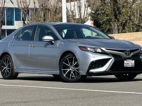 Used 2024 Toyota Camry SE image 2