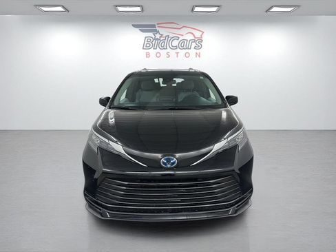 Used 2025 Toyota Sienna XLE FWD image 2