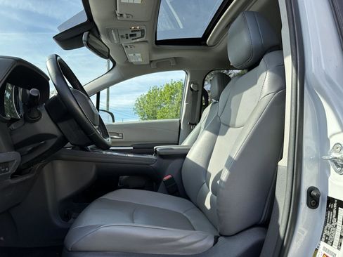 Used 2021 Toyota Sienna XLE w/ XLE Plus Package FWD image 11