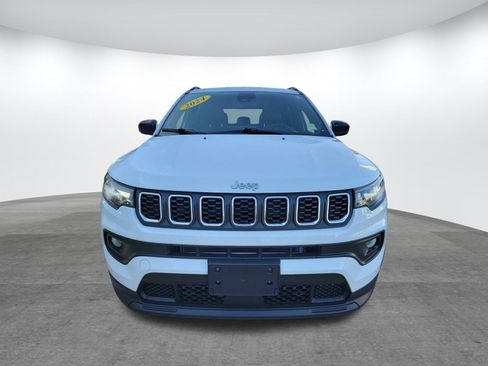 Used 2024 Jeep Compass Latitude image 2