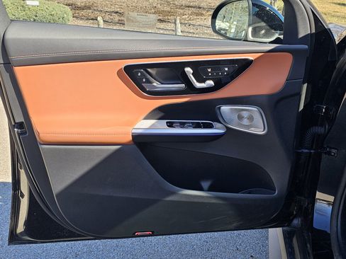 Used 2025 Mercedes-Benz GLC 300 4MATIC image 8