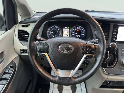 Used 2018 Toyota Sienna XLE FWD image 25