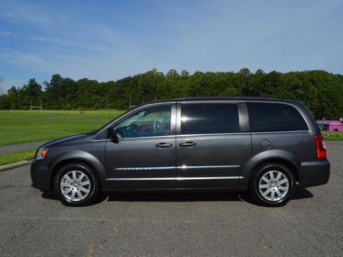 Used 2015 Chrysler Town & Country Touring FWD image 6