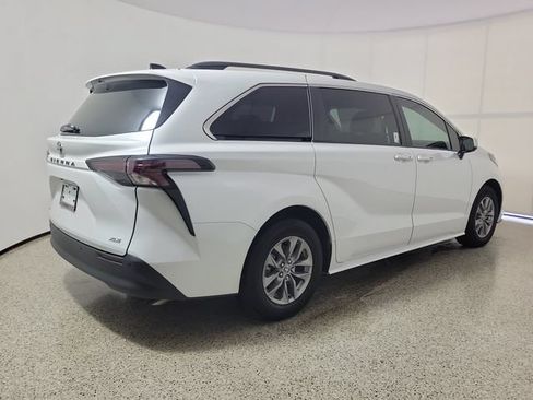 Used 2026 Toyota Sienna XLE FWD image 5