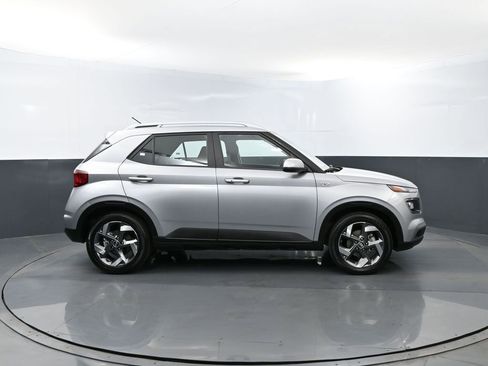 Used 2025 Hyundai Venue SEL FWD image 4