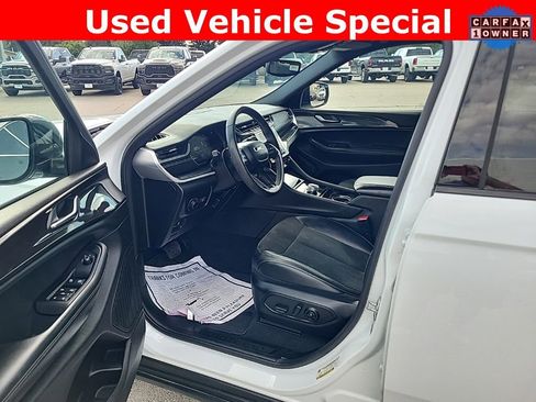 Used 2023 Jeep Grand Cherokee L Laredo image 5