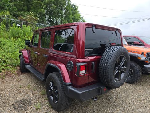 Used 2022 Jeep Wrangler Unlimited Sahara AWD/4WD image 3
