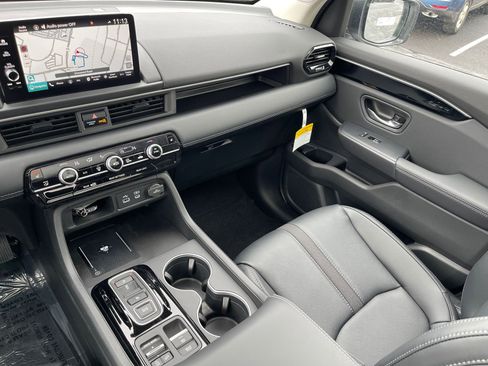 Used 2025 Honda Pilot Touring image 19