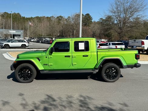Used 2025 Jeep Gladiator Sport image 2