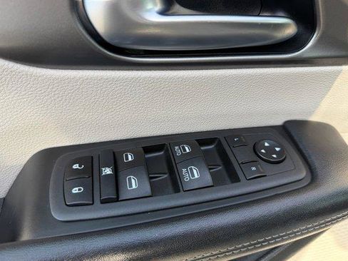 Used 2022 Chrysler Pacifica Touring-L image 23