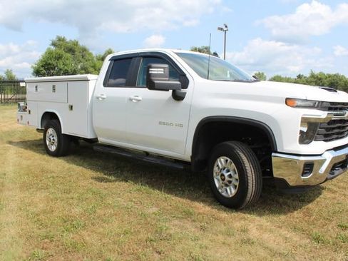 Used 2024 Chevrolet Silverado 2500 LT AWD/4WD image 7
